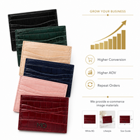 Porte-cartes en cuir texturé crocodile rouge, portefeuille fin avec surface brillante et fentes pour cartes ondulées superposées pour commandes en marque blanche