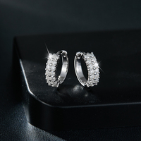 Boucles d'oreilles créoles en argent sterling 925 à double rangée de moissanite pour femme, boucles d'oreilles huggie en moissanite à griffes partagées style éternité