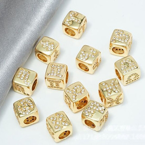 CZ9400 Bañado en Oro Micro Pavé CZ Constelaciones del Zodíaco 8mm 12 Signos del Zodíaco Amuleto Astrológico de 4 Caras Cuentas de Cubo Horóscopo - Product Image 2