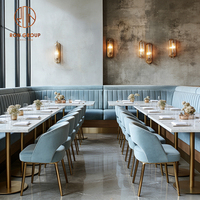 Ensemble de mobilier de luxe léger bleu en pierre frittée, comprenant table carrée, chaises et banquette en velours pour café et restaurant