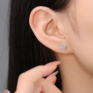 Boucles d'oreilles clous en or 18 carats avec diamants de laboratoire pour femme, micro-solitaires minimalistes, dos plat, hypoallergéniques, bijoux de piercing - Product Image 4
