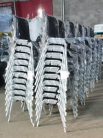 Chaise en plastique empilable moderne et durable avec pieds en métal, design écologique pour l'école, la formation, la maison, le bureau et les événements