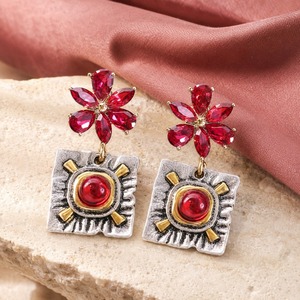 Orecchini a perno quadrati rossi con fiori retrò, eleganti orecchini da donna in stile retrò, idea regalo. - Product Image 1