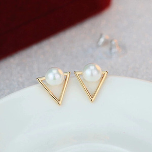 Wholesale Minimalistic Fashion Temperament <b>Triangle</b> Pearl Earrings Niche Design <b>Light</b> Luxury Retro Stud Earrings Jewelry - Product Image 1