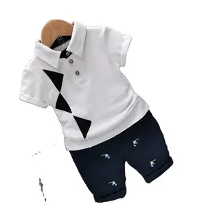 婴儿服装批发价男孩白色拼布马球t恤黑色短裤套装