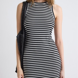 เดรสลำลองสไตล์โบฮีเมียนแบบไม่มีแขน ผ้าริบเนื้อนุ่ม ระบายอากาศได้ดี เอวยางยืด ลายเรียบและลายปะติด เหมาะสำหรับใส่ในช่วงกลางวัน - Product Image 1