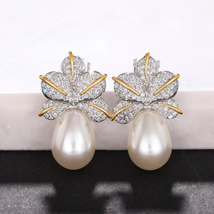 Orecchini a Perno con Perle a Forma di Foglia per Donne, Gioielli Eleganti e Scintillanti per le Orecchie - Product Image 3
