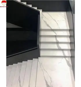 Scale e montanti per scale in gres porcellanato effetto marmo bianco calacatta lucidato design personalizzato gradini e alzate per scale in pietra sinterizzata opaca