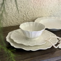 Set d'assiettes blanches en céramique design dentelle baroque européenne design floral rétro gaufré assiettes blanches assiettes de mariage