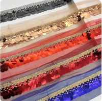 Accessoires de danse : Dentelle à mailles superposées, paillettes dorées saupoudrées, perles irisées réversibles, rubans tissés