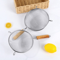 Écumoire en acier inoxydable avec manche en bois, double poignée et crochet unique ; Écumoire à fond profond pour usage domestique ; Passoire à nouilles et à sauce soja