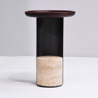Table d'appoint ronde minimaliste en bois massif avec plateau beige et base en travertin, colonne métallique élégante pour chevet, maison ou bureau