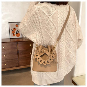 Sac à main en cuir souple personnalisé pour femme, sac seau tendance pour femme - Product Image 3