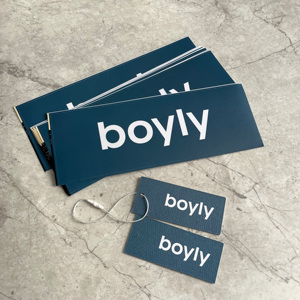 Étiquette suspendue personnalisée en papier texturé coton avec logo en relief et imprimé, étiquette d'entretien pour vêtements, pour boutique de vêtements de marque - Product Image 5