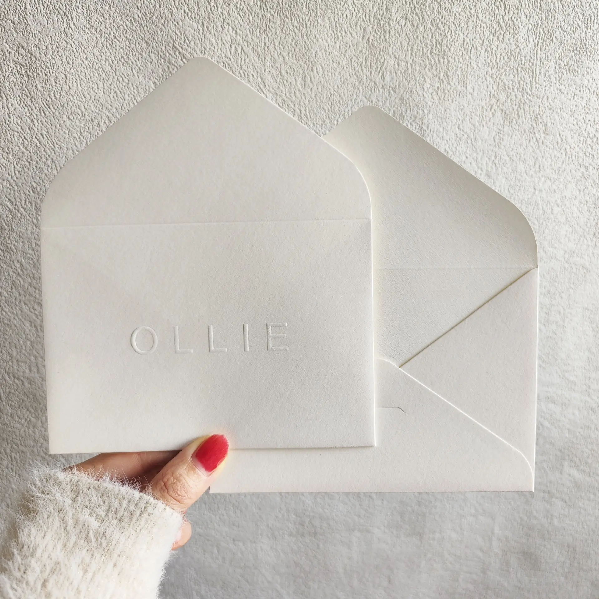 Пользовательский логотип тисненый розовый бумажный деловой конверт для упаковки карт