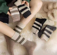 Vente en gros de chaussettes tricotées de service OEM décontractées drôles au design de mode pour femmes chaussettes de soutien en coton pour femmes acheter pour hommes