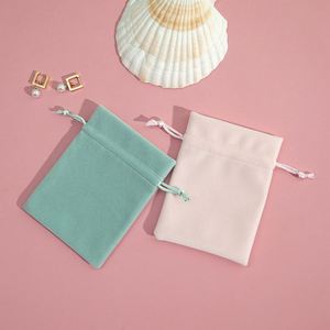 Pochette en velours de luxe avec cordon de serrage et motif floral fait main - Sac cadeau haut de gamme pour bijoux, cadeaux de mariage et cosmétiques - Product Image 6