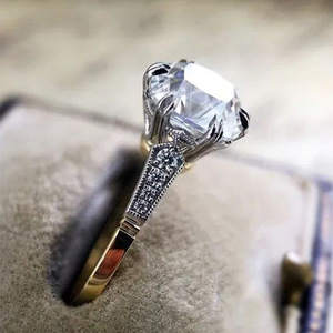 Anello con accenti in cristallo bicolore per donna, accessori minimalisti ed eleganti per l'uso quotidiano - Product Image 3