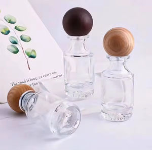 Botella de perfume cilíndrica transparente de vidrio para el cuidado de la piel, personalizada, reutilizable, con cubierta de pulverización en espiral y serigrafía. - Product Image 1