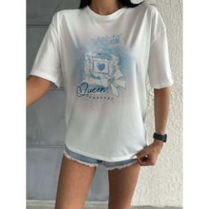 Camiseta Básica Estampada Queen para Mujer, 100% Algodón Jersey, Transpirable, Transferencia Térmica, Manga Regular - Product Image 5