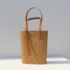 2025 bolsos de mano de paja hechos a mano al por mayor, bolso de compras de <span class=keywords><strong>Rafia</strong></span> de verano, bolsos de playa tejidos de viaje, bolsos de paja para mujer con asa de PU - Product Image 1