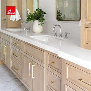 まばゆい白オーク材のインセットキャビネット、ウォルナット製スリムシェイカーポケットドア、パネル対応キッチン冷蔵庫、アルミガラスドア付き - Product Image 3