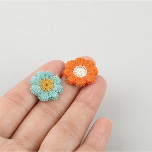 ZSY 2cm Pequena Flor Bordada <span class=keywords><strong>Cherry</strong></span> Blossom <span class=keywords><strong>Patches</strong></span> Feltro Sew-On <span class=keywords><strong>Patches</strong></span> Decorativos para Chapéu Hairband Designer para Chapéu - Product Image 3