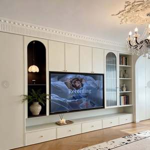 Meuble TV mural intelligent de luxe, design moderne personnalisé avec niche cintrée et étagères en verre pour salon - Product Image 1