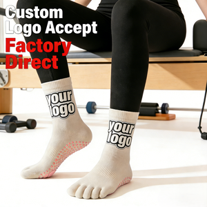 Chaussettes de Pilates à cinq doigts avec grip, échantillon <span class=keywords><strong>gratuit</strong></span> pour l'entraînement sur machine Reformer, 100% coton, anti-ampoules, lettres personnalisables - Product Image 1