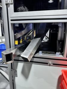 Máquina de inspección visual de sellado de botellas e impresión todo en uno - Product Image 4