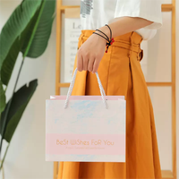Grands sacs-cadeaux en papier à fond carré pour gâteaux de fleurs kraft de luxe personnalisés, poignées en ruban de coton, surface imprimée en plastique PP recyclable