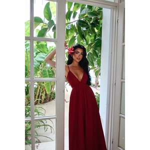 Vestido de Fiesta Elegante Color Borgoña con Lentejuelas y Cuentas, Tirantes Finos, Cintura Imperio, Silueta con Abertura, Largo hasta el Suelo, para Talla XS - Product Image 3