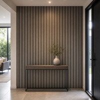 Revêtement mural WYRAX WPC style lattes pour hall d'entrée et couloir de maison, ton bois gris, profil mural composite rainuré