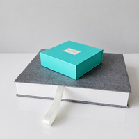 Caja de Regalo Magnética de Papel con Tapa Estilo Libro y Cinta Decorativa, Recubierta con Tela Premium, para Empaque de Regalos de Whisky y Licores