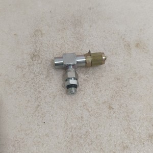 Raccord en T pour tuyau d'huile hydraulique Hyundai 31N6-66080, connecteur en acier inoxydable pour pièces d'excavatrice - Product Image 1