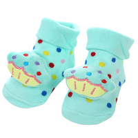 Vente en gros de chaussettes en coton antibactérien antidérapant pour tout-petits, jouet mignon, paquet personnalisé, chaussettes pelucheuses amusantes pour bébés Service OEM disponible