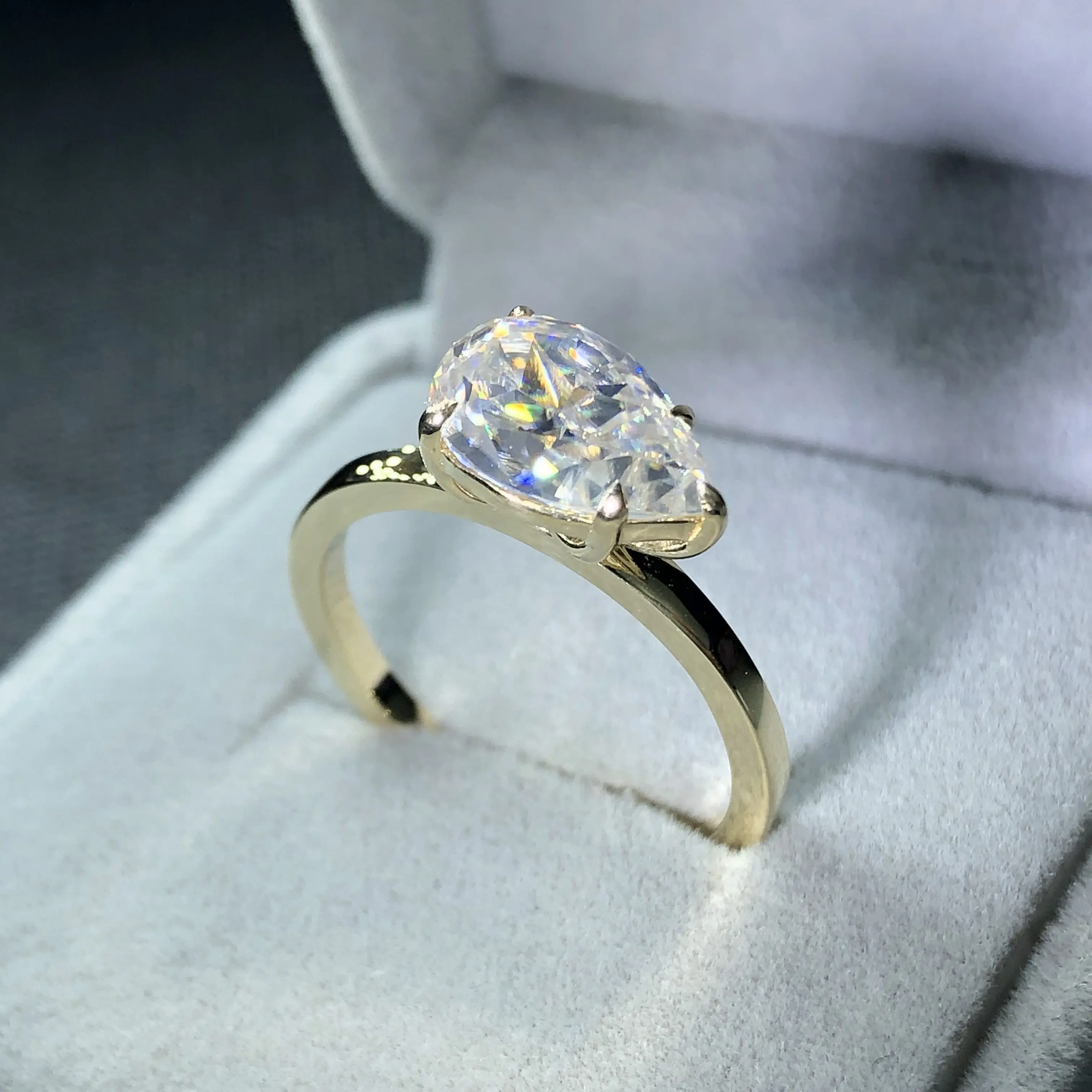 Fashion Jewelry 9k 14k 18k Yellow Gold Set Pear Cut Gemstone Moissanite Wedding Rings with D Color 1ct Super White Engagement