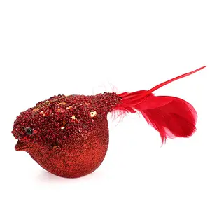 鲜红的鸟，带夹子飞行的人造红衣主教鸟，用于制作圣诞树装饰品自然展示家居装饰