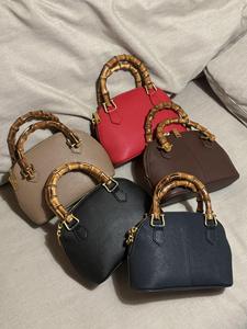 Nuova Borsa Bowling Retrò in Vera Pelle di Nicchia, Borsa a Spalla da <span class=keywords><strong>Donna</strong></span> di Alta Gamma in Pelle Bovina di Primo Strato con Dettagli in Bambù, Vendita all'Ingrosso - Product Image 5