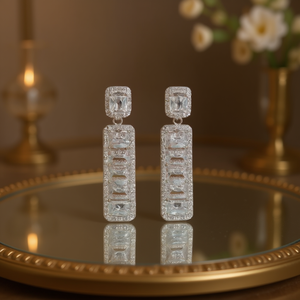 Orecchini Pendenti E3611 in Oro Bianco con Cristalli e Strass, Design Geometrico di Lusso, Gioielli da Sposa per Donne - Product Image 2