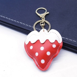 Llavero de coche con diseño de frutas coloridas y lindas, colgante delicado para bolso de niña, regalo promocional, llavero de fresa de dibujos animados de cuero PU duradero, ¡gran oferta! - Product Image 1