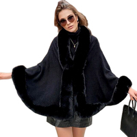 Poncho court sans manches en maille fine unie pour femme avec bordure en fausse fourrure moelleuse et fermeture à crochet – Collection Automne Hiver