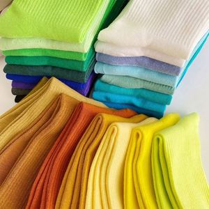 Chaussettes d'hiver mi-mollet pour femme en pur coton, couleur bonbon, à compression empilée, antidérapantes, respirantes, anti-odeur et anti-transpiration - Product Image 1