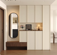Meuble de rangement pour chaussures incurvé de style crème, de porte au plafond, avec ligne squelettique murale et grande capacité pour l'entrée