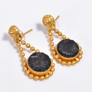 Belles boucles d'oreilles en laiton plaqué or 14 carats pour femmes et filles, exportateur de bijoux en laiton faits à la main, fournisseur de bijoux en laiton personnalisés - Product Image 5