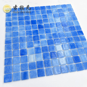 Mosaicos de Vidrio Iridiscente Azul Premium para Interiores de Yates y Diseño de Baños Marinos - Product Image 5