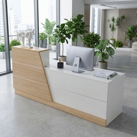 Bureau d'accueil en bois pour salons de beauté et bureaux, idéal pour les réceptions et les bureaux d'information en immeubles commerciaux