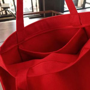 Sac fourre-tout en toile personnalisé rouge vierge avec fermeture éclair et logo sur mesure, idéal pour le shopping et la mode - Product Image 2