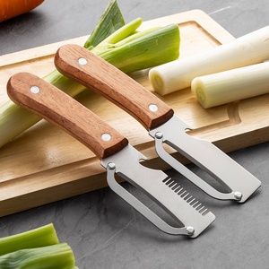 Couteau à éplucher les fruits 3 en 1 en acier inoxydable, couteau à éplucher les légumes avec manche en bois, éplucheur de carottes et d'oignons, ouvre-bouteille - Product Image 5