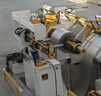 Dérouleur hydraulique de bobines d'acier NCHF compact avec redresseur et alimentateur servo pour ligne de production de tôles de 0,5 à 4,5 mm d'épaisseur